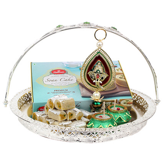 Illustration for article titled Dhanteras Shopping for
Silver and Gold Gifts